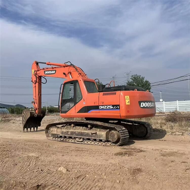 Высокая маневренность Используемая экскаваторная машина Doosan DH225LC-7 22 тонны Подержанный экскаватор Doosan