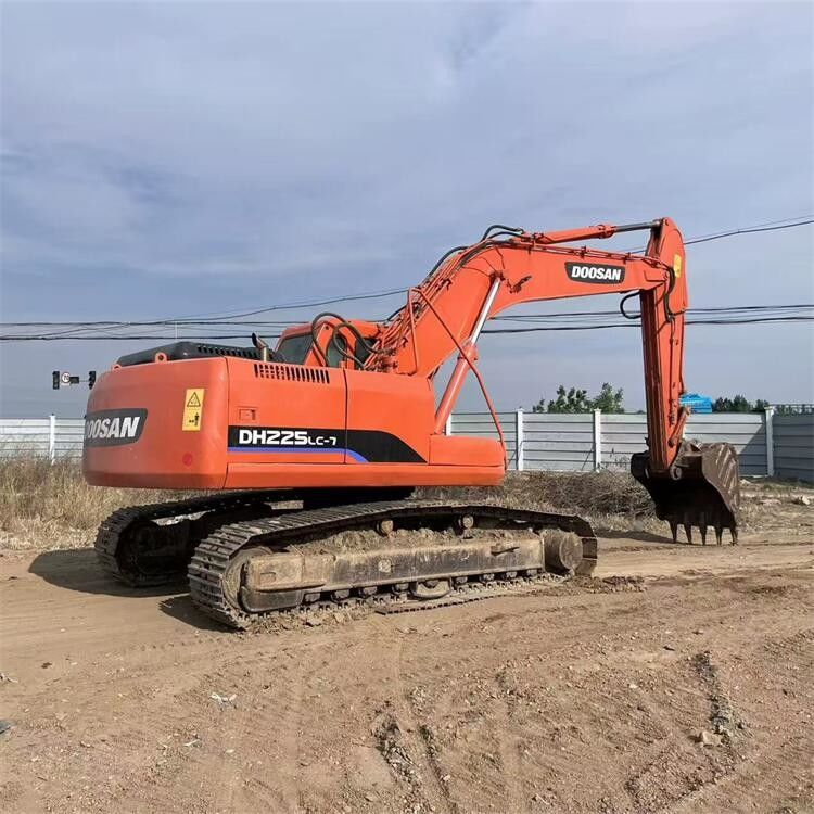 Высокая маневренность Используемая экскаваторная машина Doosan DH225LC-7 22 тонны Подержанный экскаватор Doosan