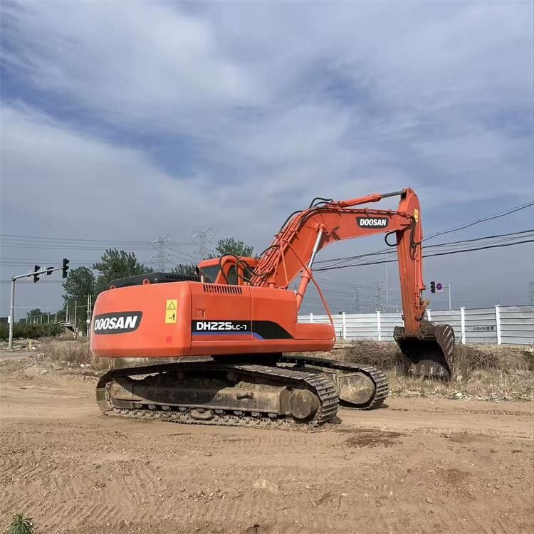 Высокая маневренность Используемая экскаваторная машина Doosan DH225LC-7 22 тонны Подержанный экскаватор Doosan
