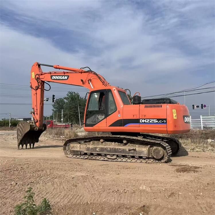 Высокая маневренность Используемая экскаваторная машина Doosan DH225LC-7 22 тонны Подержанный экскаватор Doosan