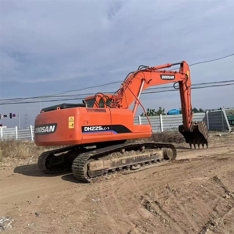 Высокая маневренность Используемая экскаваторная машина Doosan DH225LC-7 22 тонны Подержанный экскаватор Doosan