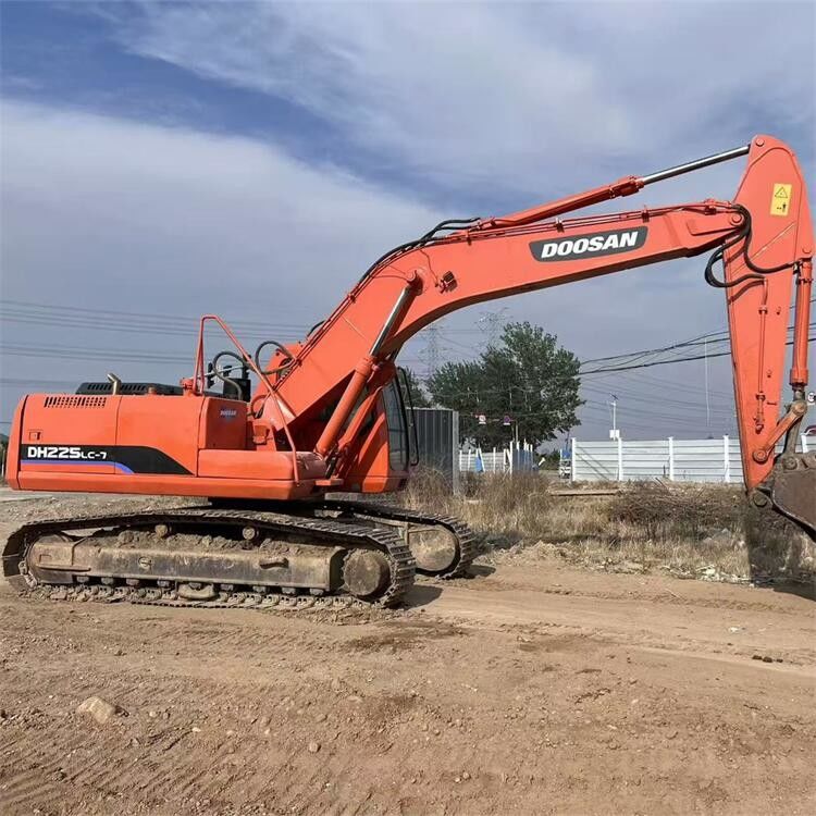 Высокая маневренность Используемая экскаваторная машина Doosan DH225LC-7 22 тонны Подержанный экскаватор Doosan