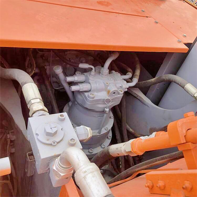 Used Hitachi EX200-5 Excavator with 18Ton Operating Weight 0.8 Bucket Capacity and 20000 KG Machine Weight